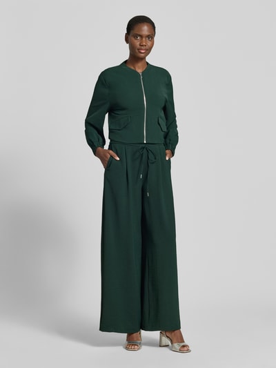 Frauenmodel trägt Hose mit elastischem Bund und Bindegürtel von Zero, dunkles Grün, Strukturmuster, relaxed Fit, Ganzkörperansicht von vorne.