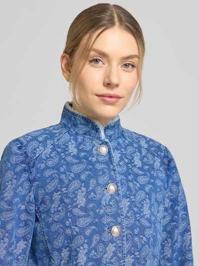 Vrouwenmodel draagt Jeansjacke aus Baumwoll-Lyocell-Mix mit Pattentaschen van WHITE LABEL, blauw patroon, getailleerde fit, staande kraag, knoopsluiting, borstzakken, detailopname bovenlichaam.