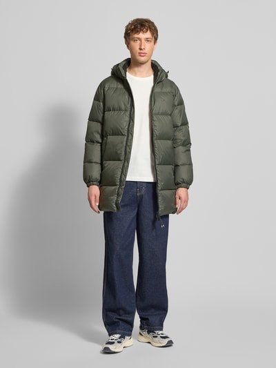 Tommy Jeans Płaszcz puchowy o kroju regular fit z wyhaftowanym logo Ciemnozielony 1