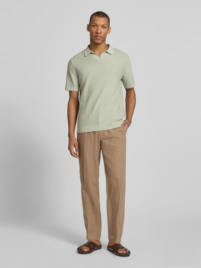 Männermodel trägt Straight Leg Leinenhose mit Tunnelzug Modell 'LEROY' von SELECTED HOMME, Optik: Unifarben, Flammgarn, Leinen-Baumwolle-Mix, Ganzkörperansicht von vorne.