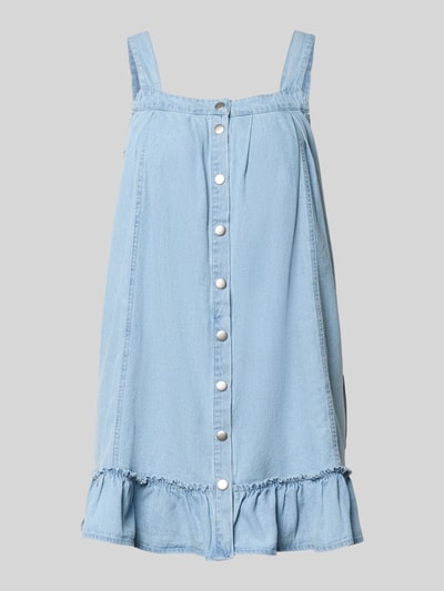Produktfoto, Jeanskleid aus reiner Baumwolle Modell 'OREGON' von Noisy May, Denim in hellem Blau, Ärmelloses-Design, durchgehende Druckknopfleiste, Minilänge, Rüschensaum, lockere Passform, strukturierte Textur.