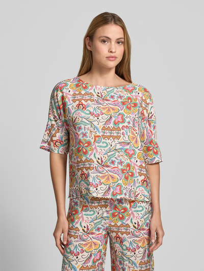 Frauenmodel trägt Bluse aus Viskose-Mix mit U-Boot-Ausschnitt von Christian Berg Woman, bunt gemustert, Regular-Fit, 1/2-Arm, Nahaufnahme Oberkörper.