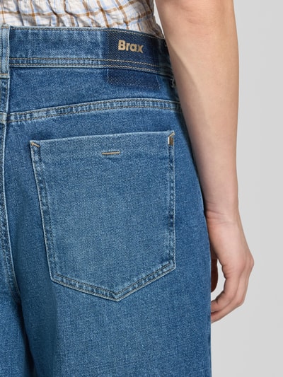 Frauenmodel trägt Regular Fit Culotte aus Baumwoll-Mix Modell 'Melli S' von Brax, mittleres Jeansblau, sichtbare Struktur, Nahaufnahme Rückansicht, Damen Culotte von Brax.