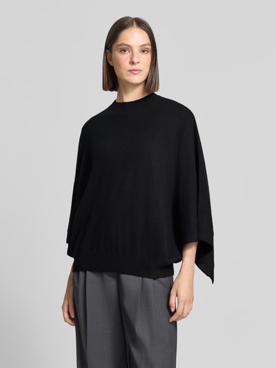 Frauenmodel trägt Relaxed Fit Pullover aus reinem Kaschmir in Strick-Optik von HERZENS in Schwarz, Nahaufnahme Oberkörper.