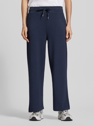 Vrouwenmodel draagt Sweatpants met elastische band Model 'Banu' van Soyaconcept, materiaalmix met modal, los model, steekzakken, tunnelkoord. Vooraanzicht van het volledige lichaam.