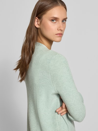Frauenmodel trägt Regular Fit Strickjacke aus Viskose-Mix Modell 'MARY' von ONLY in hellgrün, feine Rippenstruktur, Nahaufnahme Oberkörper, Damen Strickjacke von ONLY.