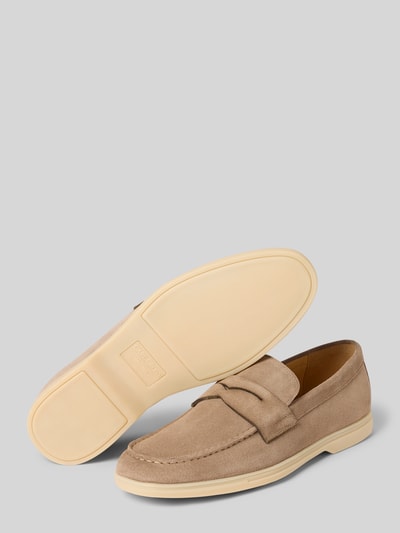 Produktfoto, Loafer aus echtem Leder in Suede-Optik von Carl Gross, beigefarbener Loafer, glatte Sohle, abgerundete Passform, Absatzhöhe 2 cm, Schafthöhe 7 cm, Schaftweite 12 cm, Farbe Beige, dezente Nahtstruktur.
