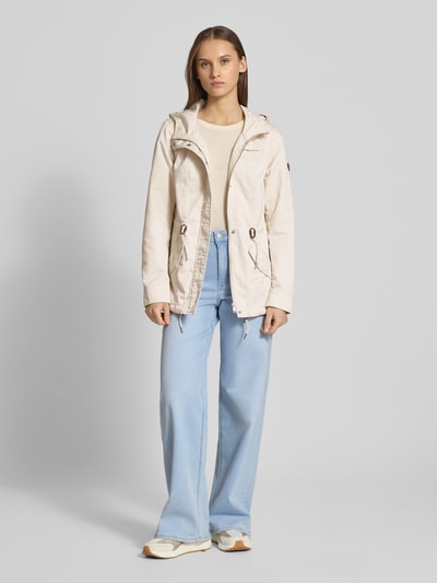 Frauenmodel trägt Regular Fit Parka mit Baumwoll-Anteil Modell 'LORCA' von ONLY, Optik: Unifarben, Canvas, Ganzkörperansicht von vorne.