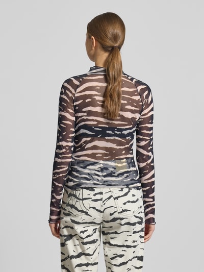 Vrouwenmodel draagt Shirt met lange mouwen uit mesh met opstaande kraag van Marc Cain, slim fit, all-over look, ruglengte maat 36: 54 cm, geheel lichaamsaanzicht van achteren.