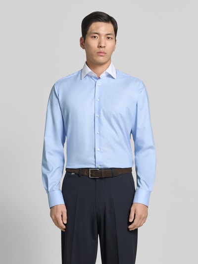 Mannelijk model draagt Business-Hemd aus Baumwolle mit Kentkragen van ETERNA in lichtblauw, regular fit, two-tone, katoenen textuur, volledige vooraanzicht.