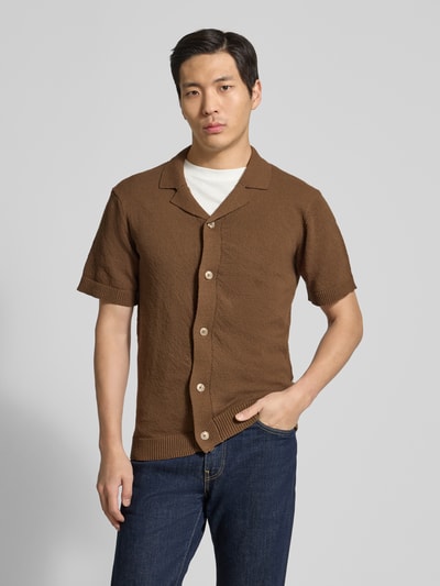 Mannenmodel draagt Regular Fit Freizeithemd met reverskraag model 'LINDHOLM' van Casual Friday, bruin, knoopsluiting, geribbelde boorden, katoenmix, vooraanzicht bovenlichaam.