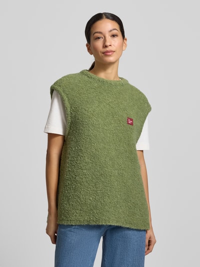 Vrouwenmodel draagt Loose Fit Pullunder Woll-Anteil Modell 'ZOLLY' van American Vintage in lichtgroen, mix van wol en alpaca, met label-stiksel, ronde hals, rechte vorm, Ganzkörperaanzicht van voren.