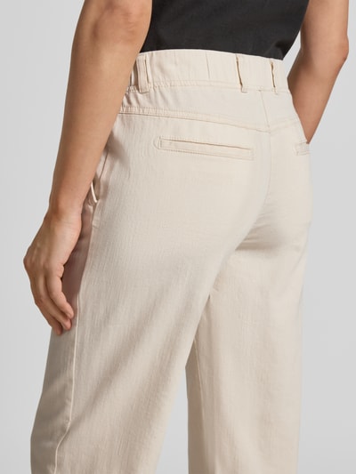Frauenmodel trägt Flared Jeans aus Baumwoll-Mix Modell 'PAM' von Raphaela By Brax in Denim-Optik, elastischer Bundabschluss, Nahaufnahme Rückansicht.