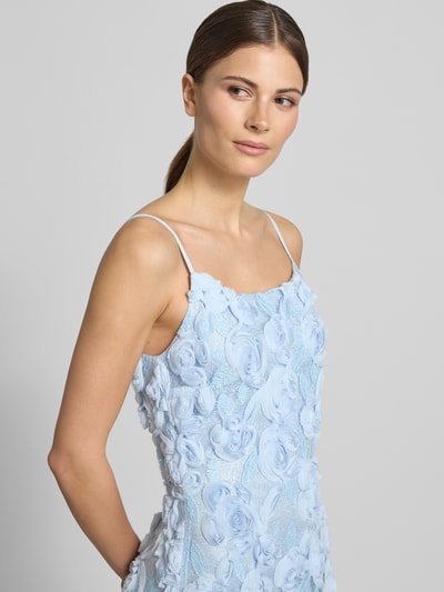 Modelka nosi długą sukienkę Regular Fit Maxikleid mit floralem Besatz model 'Feodora' od YAS, jasnoniebieskie kwiatowe obszycie, cienkie ramiączka, podszewka, dopasowany krój, szerokość w rozmiarze 36: 34 cm, długość tyłu: 122 cm, zbliżenie na górną część z przodu.