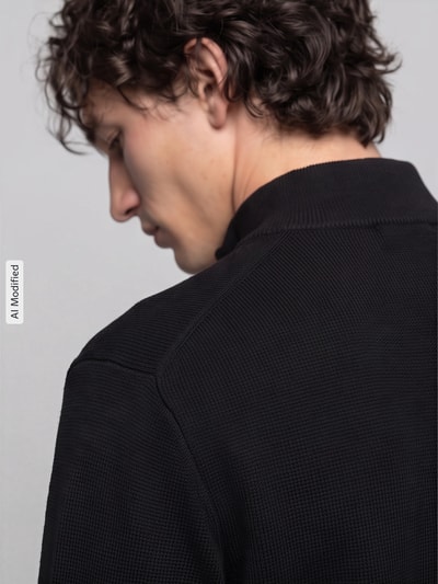 Männermodel trägt Troyer mit halblangem Reißverschluss von ONLY & SONS aus reiner Baumwolle, schwarz, gerippte Abschlüsse, Ganzkörperansicht Rückansicht, KI-modifiziertes Bild