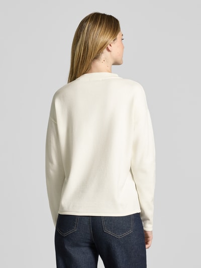Männermodel trägt Sweter z dzianiny z mieszanka wiskozy, krój relaxed fit, motyw, opuszczone ramiona, od Christian Berg Woman, długość tyłu 57 cm, długość rękawów 57 cm, widok całej sylwetki z tyłu