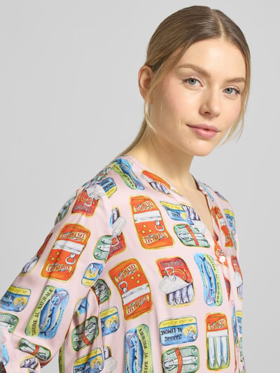 Frauenmodel trägt Langarmbluse aus reiner Viskose von Milano Italy mit buntem Dosen-Print, Relaxed-Fit, V-Ausschnitt, 3/4-Arm, durchgehende Knopfleiste, Rückenlänge 65 cm, Ärmellänge 42 cm, Nahaufnahme Oberkörper.