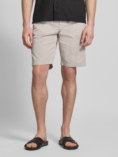 Männermodel trägt Tapered Chinoshorts aus Baumwoll-Mix von BOSS Orange, Optik: Unifarben, Twill, 5-Pocket-Design, Nahaufnahme Oberschenkel.