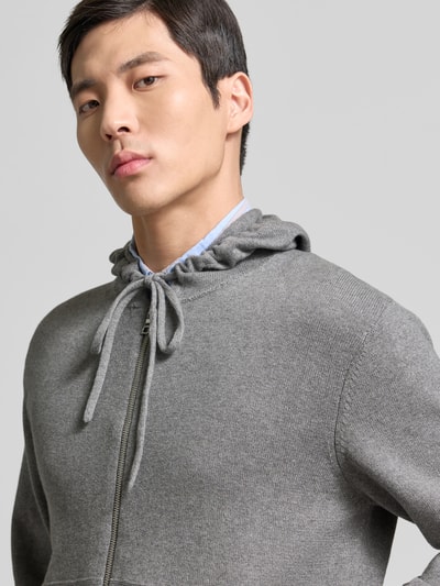 Männermodel trägt Sweatjacke mit Kaschmir-Anteil von Officine Générale, grau, Baumwoll-Mix, Kapuze, Zweiwege-Reißverschluss, Nahaufnahme Oberkörper.