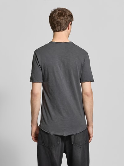 Männermodel trägt Regular Fit T-Shirt aus reiner Baumwolle Modell 'Benne' von Only & Sons, unifarben, Melange, Rollsaum, Jersey, Ganzkörperansicht Rückansicht