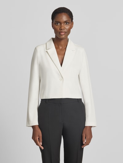 Frauenmodel trägt Regular Fit Blazer mit Viskose-Anteil Modell 'BYRIZETTA' von b.young, cremefarben, glatte Textur, Ganzkörperansicht von vorne