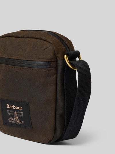 Produktfoto, torba na ramię z brązowej bawełny o widocznej strukturze, czarny pasek, Umhängetasche aus reiner Baumwolle von Barbour, Herren Umhängetasche