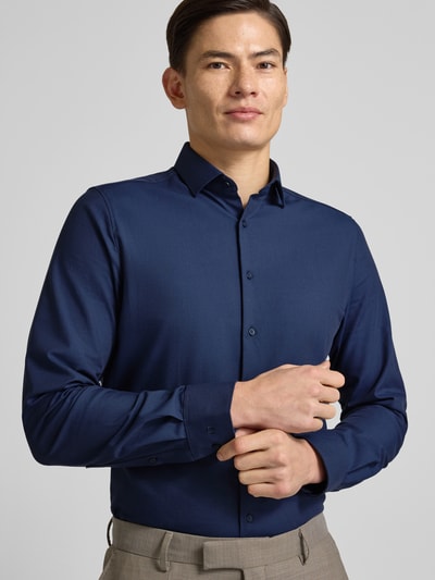 Männermodel trägt Slim Fit Businesshemd aus Baumwoll-Mix von OLYMP Level Five in Optik: Unifarben, feines Twillgewebe, Nahaufnahme Oberkörper.