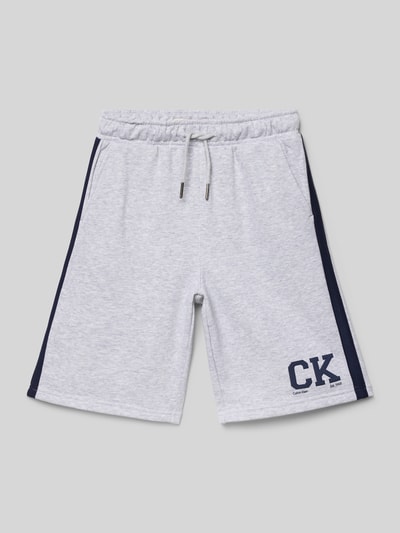 Produktfoto, Relaxed Fit Sweatshorts aus Baumwoll-Mix Modell 'VARSITY' von Calvin Klein Jeans in Hellgrau mit Kontraststreifen, Logo-Applikation, elastischem Bund und seitlichen Eingrifftaschen, Sweat-Optik