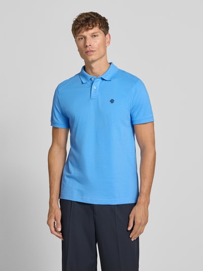 Männermodel trägt Slim Fit Poloshirt mit Label-Stitching von MCNEAL in Blau, Reine Baumwolle, Knopfleiste, Rückenlänge 72 cm, Ganzkörperansicht von vorne.
