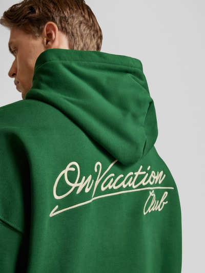 On Vacation Hoodie mit Label-Stitching Dunkelgruen 3