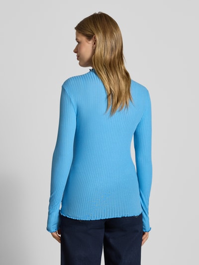 Frauenmodel trägt Slim Fit Langarmshirt aus Lyocell-Mix von Marc O'Polo Denim, Optik: unifarben, Muster: gestreift, Frill-Abschlüsse, Label Patch, Label Stitching, Farbe hellblau, Materialverarbeitung: Webware, Ganzkörperansicht Rückansicht.