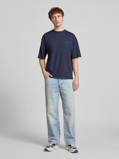 Männermodel trägt Loose Fit Baggy Jeans aus reiner Baumwolle Modell 'FADE' von Only & Sons in Denim-Optik mit 5-Pocket-Design, Ganzkörperansicht von vorne.