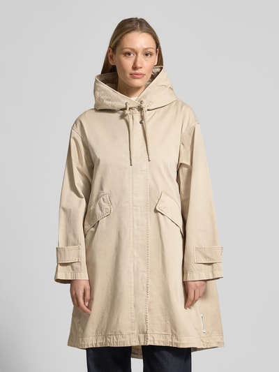 Frauenmodel trägt Regular Fit Parka aus reiner Baumwolle von Marc O'Polo in Beige mit Kapuze und Klappentaschen, Ganzkörperansicht von vorne.
