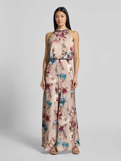 Modelka kobieca nosi Relaxed Fit Jumpsuit mit floralem Allover-Print od Vera Mont, Satyna, taliowany krój, stójka, bez rękawów, nadruk na całej powierzchni w beżowych i różowych odcieniach z niebieskimi i bordowymi akcentami, Ganzkörperansicht von vorne. Długość tyłu w rozmiarze 36: 43 cm, szerokość w rozmiarze 36: 45 cm, całkowita długość w rozmiarze 36: 148 cm, długość wewnętrzna nogawki w rozmiarze 36: 83 cm.