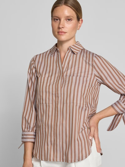 Frauenmodel trägt Regular Fit Bluse mit Knotendetails von Fynch-Hatton aus reiner Baumwolle im Allover-Look mit Streifen, Nahaufnahme Oberkörper.