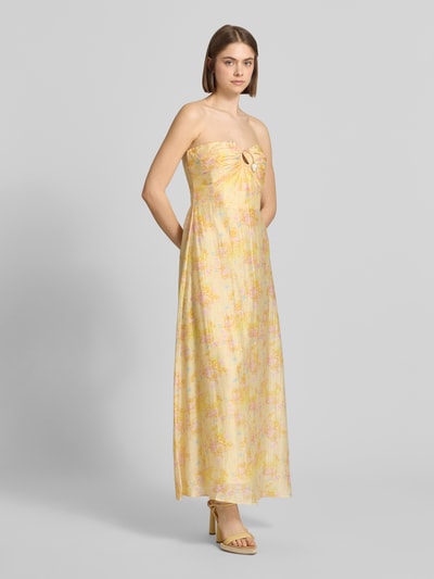 Frauenmodel trägt Maxikleid im Off-Shoulder-Look Modell 'AMINA' von Bardot, gelb-rosa, Lyocell-Mix mit Ramie-Anteil, A-Linie, Ganzkörperansicht von vorne. Rückenlänge 116 cm, Brustweite 36 cm bei Größe 36.