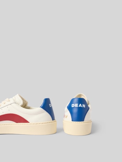 Produktfoto, Sneaker mit Schnürverschluss von Dsquared2 in Weiß, Rot und Blau, abgerundete Spitze, strukturierte Sohle, 4 cm Absatz, 7 cm Schafthöhe
