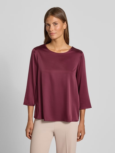 Vrouwenmodel draagt blouse uit satijn van Rinascimento, Materiaalmix met stretch, getailleerde pasvorm, ronde hals, met lange mouwen, ruglengte bij maat S 59 cm, mouwlengte bij maat S 48 cm, effen donkerrood, gladde textuur, Ganzkörperansicht van voren.