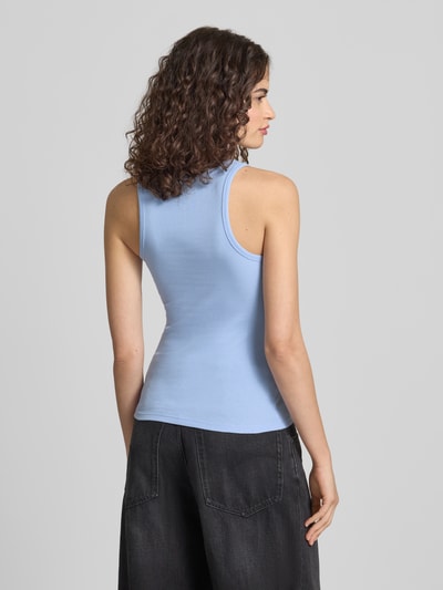 Frauenmodel trägt Tanktop mit Rundhalsausschnitt von Review aus Baumwoll-Mix mit Stretch-Anteil, körpernaher Schnitt, Feinripp, Ganzkörperansicht Rückansicht.