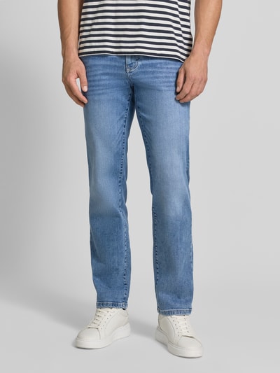 Männermodel trägt Regular Fit Jeans mit Eingrifftaschen von MCNEAL in hellem Blau, Used-Look, Baumwoll-Elasthan-Mix, Ganzkörperansicht von vorne.