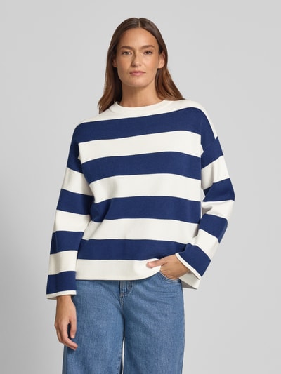 Frauenmodel trägt Strickpullover aus Viskose-Mix mit Streifenmuster Modell 'OTARI' von B.Young, Relaxed-Fit, Rundhalsausschnitt, Ganzkörperansicht von vorne