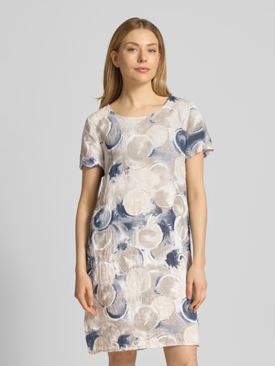 Vrouwenmodel draagt knielange dames jurk met ronde hals, recht model, mix van katoen en linnen, model 'Ca44rla' van ZABAIONE, Ganzkörperansicht von vorne.