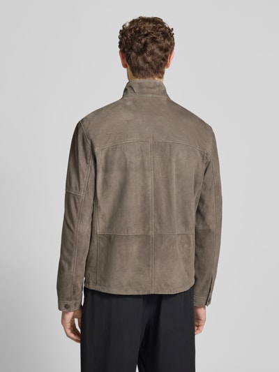 Männermodel trägt Regular Fit Lederjacke aus echtem Ziegenvelours Modell 'JIMMY-S' von Strellson, unifarben, Rückansicht Ganzkörperansicht