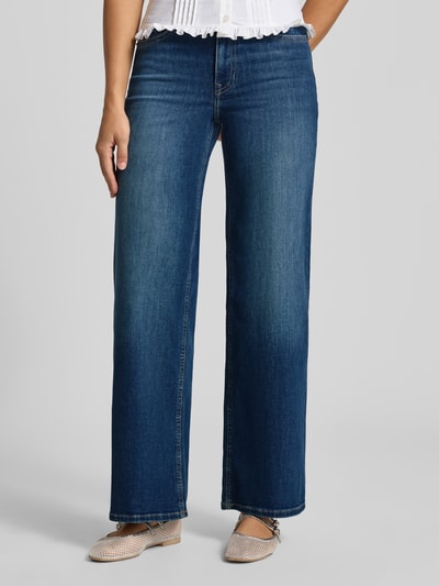 Vrouwenmodel draagt blauwe wide & loose fit jeans uit mix van modal en katoen, Wide & Loose Fit Jeans aus Baumwoll-Mix Modell 'MADISON' van ONLY, dames Wide & Loose Fit Jeans, vooraanzicht volledige lichaamsopname.
