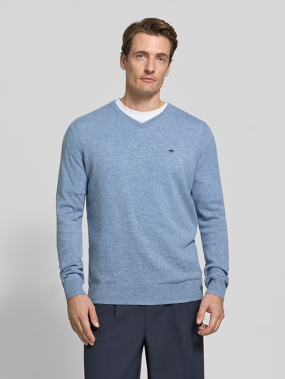 Männermodel trägt Regular Fit Strickpullover aus Baumwoll-Mix mit Kaschmir-Anteil von Fynch-Hatton in Hellblau, Nahaufnahme Oberkörper, Herren Strickpullover, V-Ausschnitt, elastische Abschlüsse