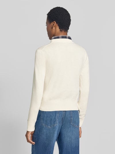 Frauenmodel trägt Regular Fit Pullover aus reiner Baumwolle von Tommy Hilfiger in Creme mit glatter Textur, Ganzkörperansicht Rückansicht, Damen Pullover von Tommy Hilfiger.