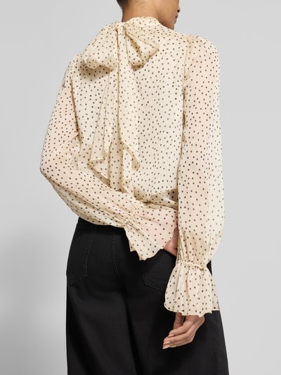 Frauenmodel trägt Regular Fit Bluse im Stufen-Look Modell 'LURDES' von Mango mit Stehkragen, cremefarben, gepunktet, Rückansicht