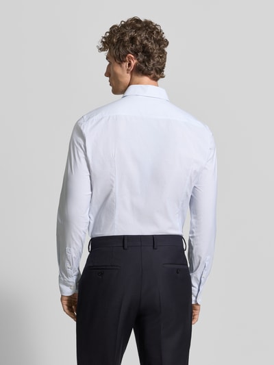 Männermodel trägt Slim Fit Businesshemd mit Kentkragen Modell 'P-HANK-K' von BOSS in Two-Tone-Optik, Popeline, Rückenpasse, Ganzkörperansicht Rückansicht.