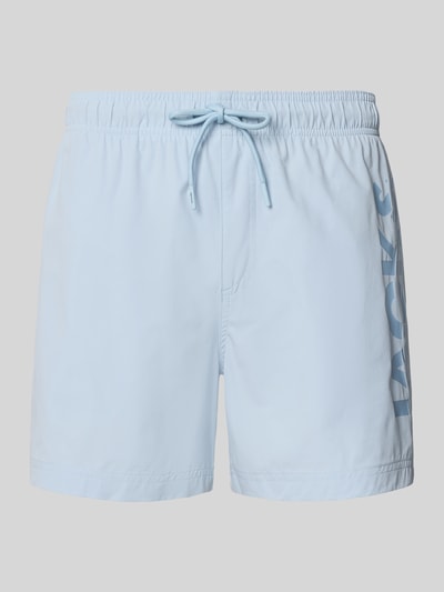 Produktfoto, jasnoniebieskie spodenki kąpielowe z nadrukiem z logo, model 'MAUI WAVE' od Jack & Jones, krój regular fit, elastyczny pas