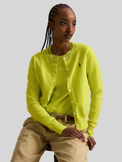 Frauenmodel trägt Regular Fit Strickjacke mit Logo-Stitching von Polo Ralph Lauren in Gelb, elastischer Baumwoll-Mix, Nahaufnahme Oberkörper.
